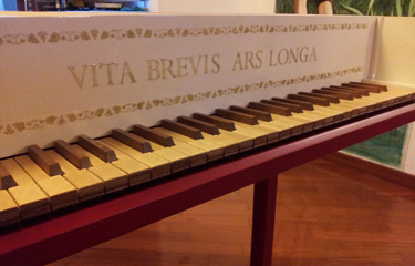 scritta e decori in foglia